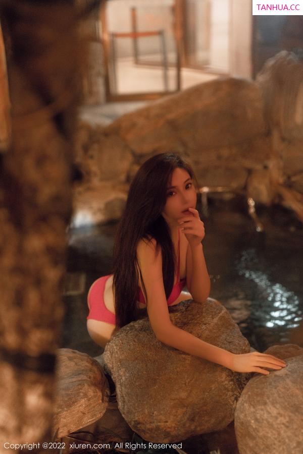 周妍希 奶瓶土肥圆 [XiuRen]高清写真图 2022.12.19 No.6014 Carol周妍希 温泉美臀第4张图片